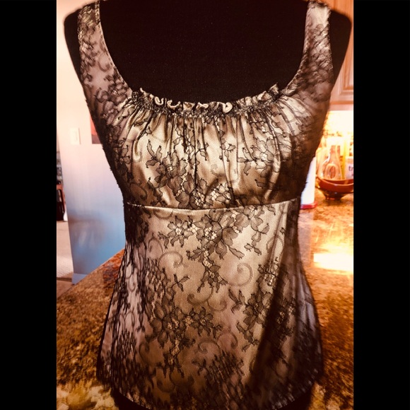 Elie Tahari Tops - TAHARI BLACK CHANTILLY LACE TOP! Size 4